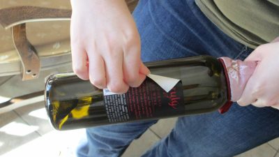 How to remove wine labels